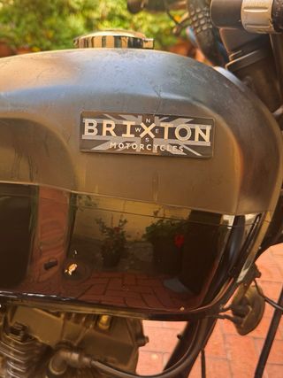 Brixton BX 125 Negra con Tubo Arrow