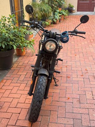 Brixton BX 125 Negra con Tubo Arrow