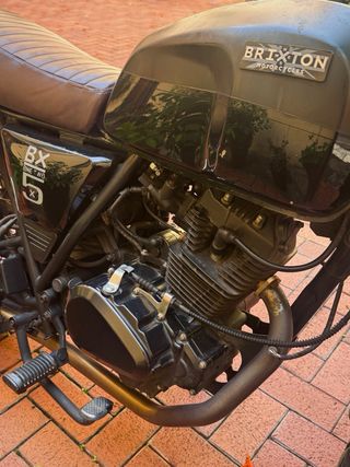 Brixton BX 125 Negra con Tubo Arrow