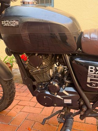 Brixton BX 125 Negra con Tubo Arrow