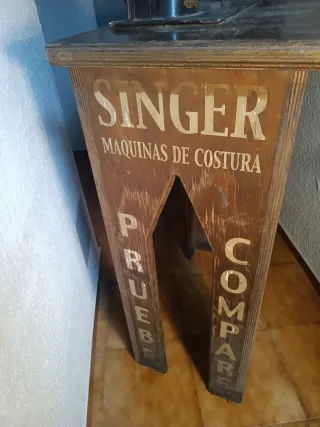 Antiguo mueble expositor de tienda Singer