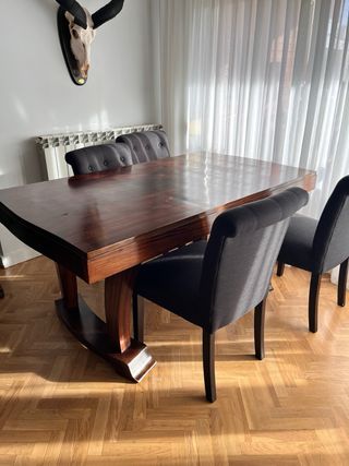 Mesa de comedor de madera con 4 sillas