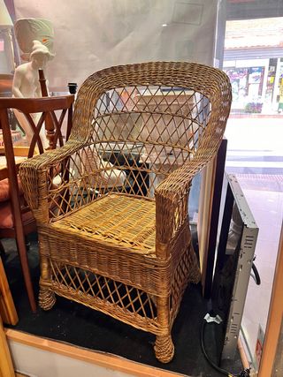 Silla de mimbre estilo clásico