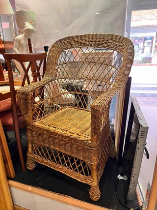 Silla de mimbre estilo clásico