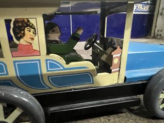 Coche de hojalata vintage con figuras