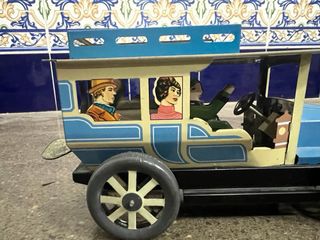 Coche de hojalata vintage con figuras