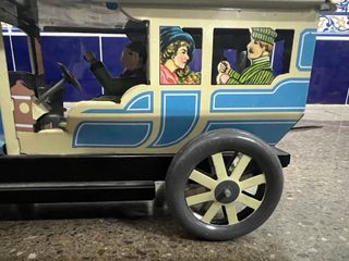 Coche de hojalata vintage con figuras