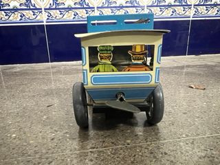 Coche de hojalata vintage con figuras