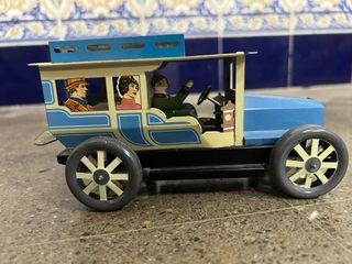 Coche de hojalata vintage con figuras