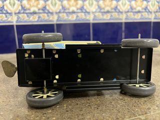 Coche de hojalata vintage con figuras