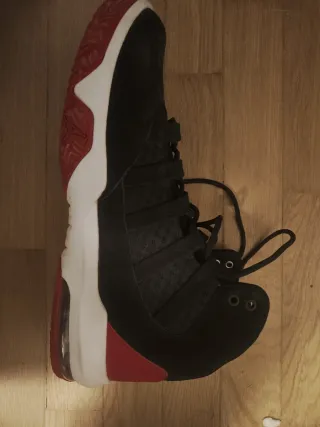 Zapatillas Jordan Negras y Rojas