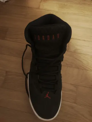 Zapatillas Jordan Negras y Rojas