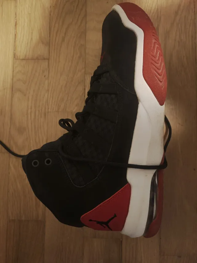 Zapatillas Jordan Negras y Rojas