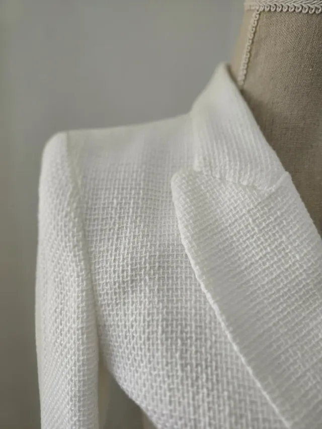 Chaqueta estilo Chanel blanca con etiqueta