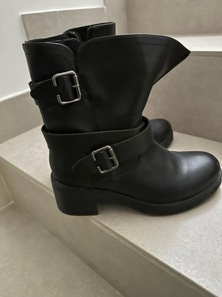 Stivaletti neri con fibbie