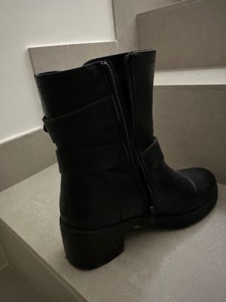 Stivaletti neri con fibbie