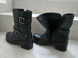 Stivaletti neri con fibbie