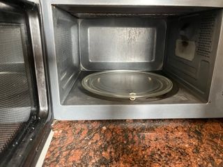 Microondas DeLonghi plateado