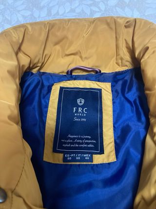 Chaqueta impermeable color mostaza T50 ajustado