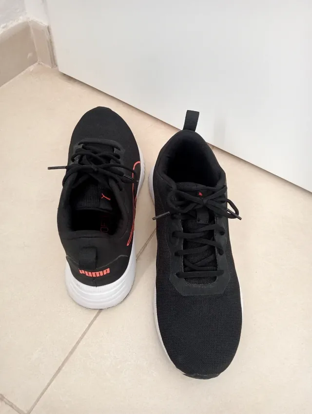 15€Deportivos PUMA Talla 43 Negro