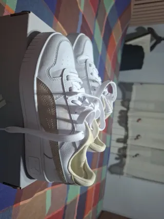 Zapatillas Puma Beige y Blancas