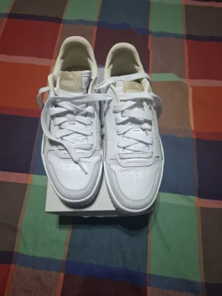 Zapatillas Puma Beige y Blancas