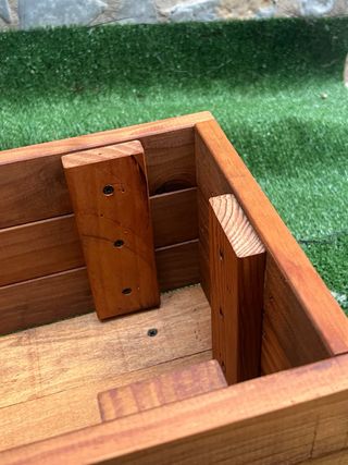 Fioriera rialzata in legno