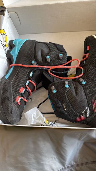 Scarponi da montagna per ramponi