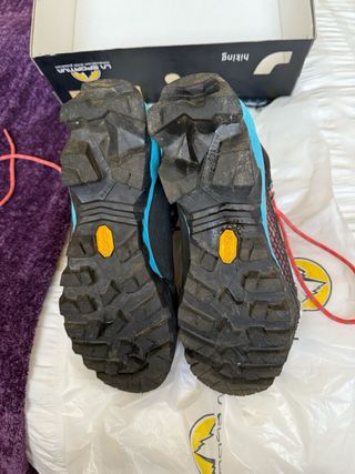 Scarponi da montagna per ramponi