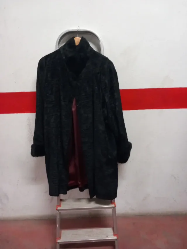 Abrigo negro de pelo sintético