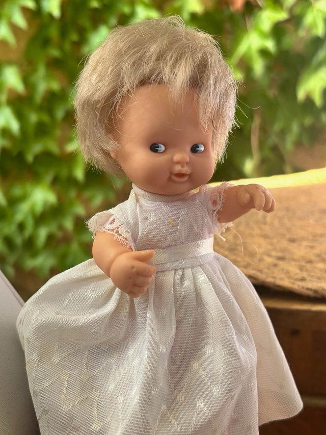 Muñeca Barriguita Famosa Vestido Blanco