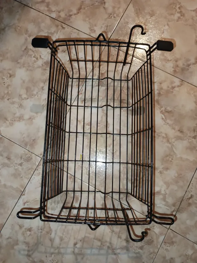 Cesta metálica negra