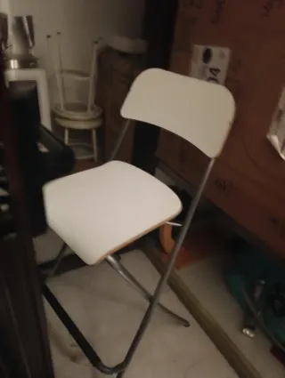 Silla plegable blanca y plateada