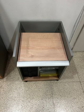 Mesa para impresora gris y madera