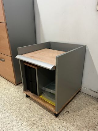 Mesa para impresora gris y madera