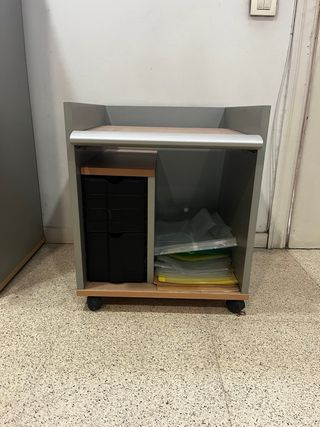 Mesa para impresora gris y madera