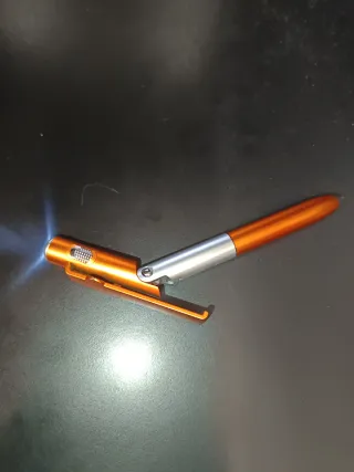 Bolígrafo con luz LED naranja