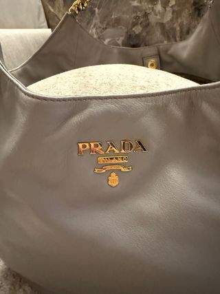 Borsa Prada Grey con dettagli dorati
