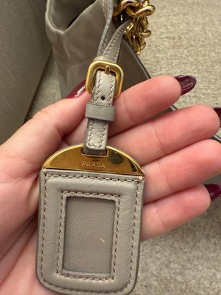 Borsa Prada Grey con dettagli dorati