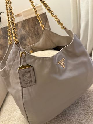 Borsa Prada Grey con dettagli dorati
