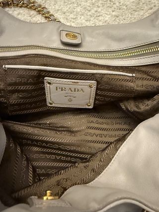 Borsa Prada Grey con dettagli dorati