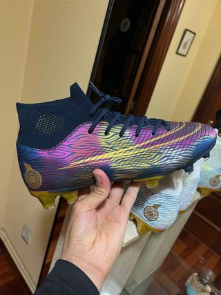 Botas de fútbol multicolor y dorado