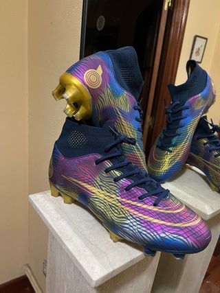Botas de fútbol multicolor y dorado