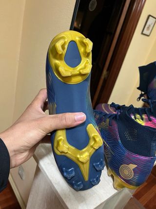 Botas de fútbol multicolor y dorado