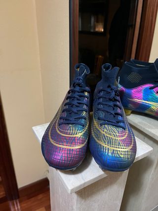 Botas de fútbol multicolor y dorado