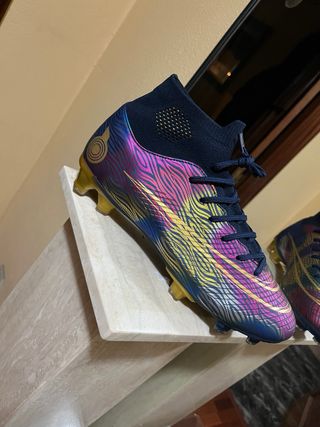 Botas de fútbol multicolor y dorado