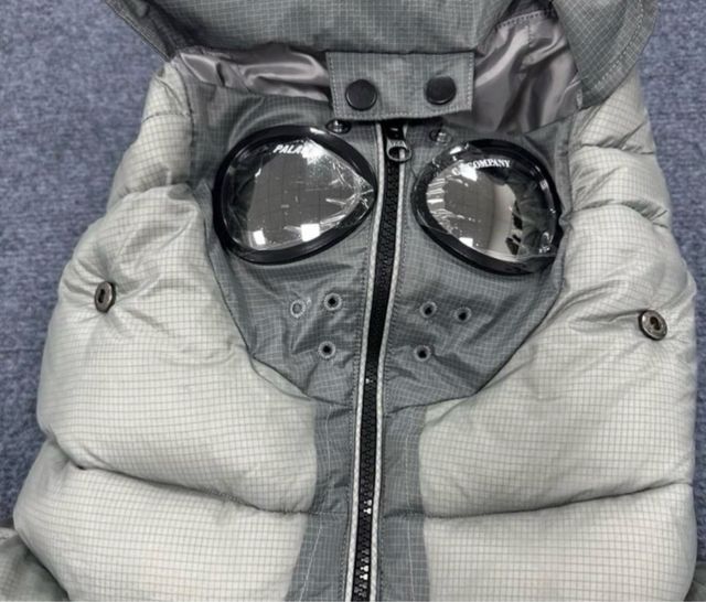 Chaqueta CP Company gris con gafas