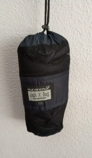 Impermeable con capucha azul