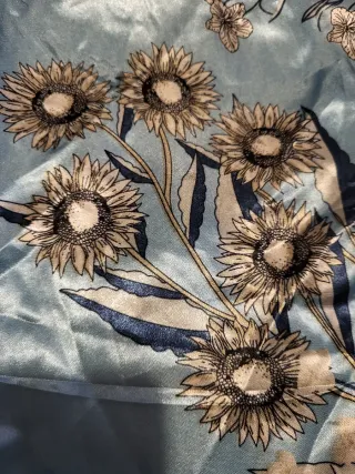 Pañuelo floral azul y beige