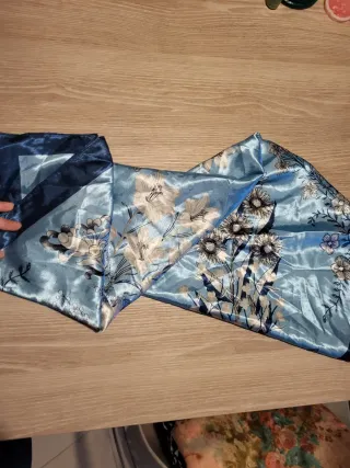 Pañuelo floral azul y beige